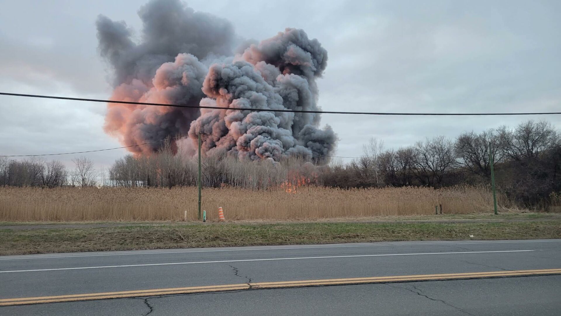 Un incendie fait rage à l'usine d’ArcelorMittal, à Contrecœur.
Photo Facebook.