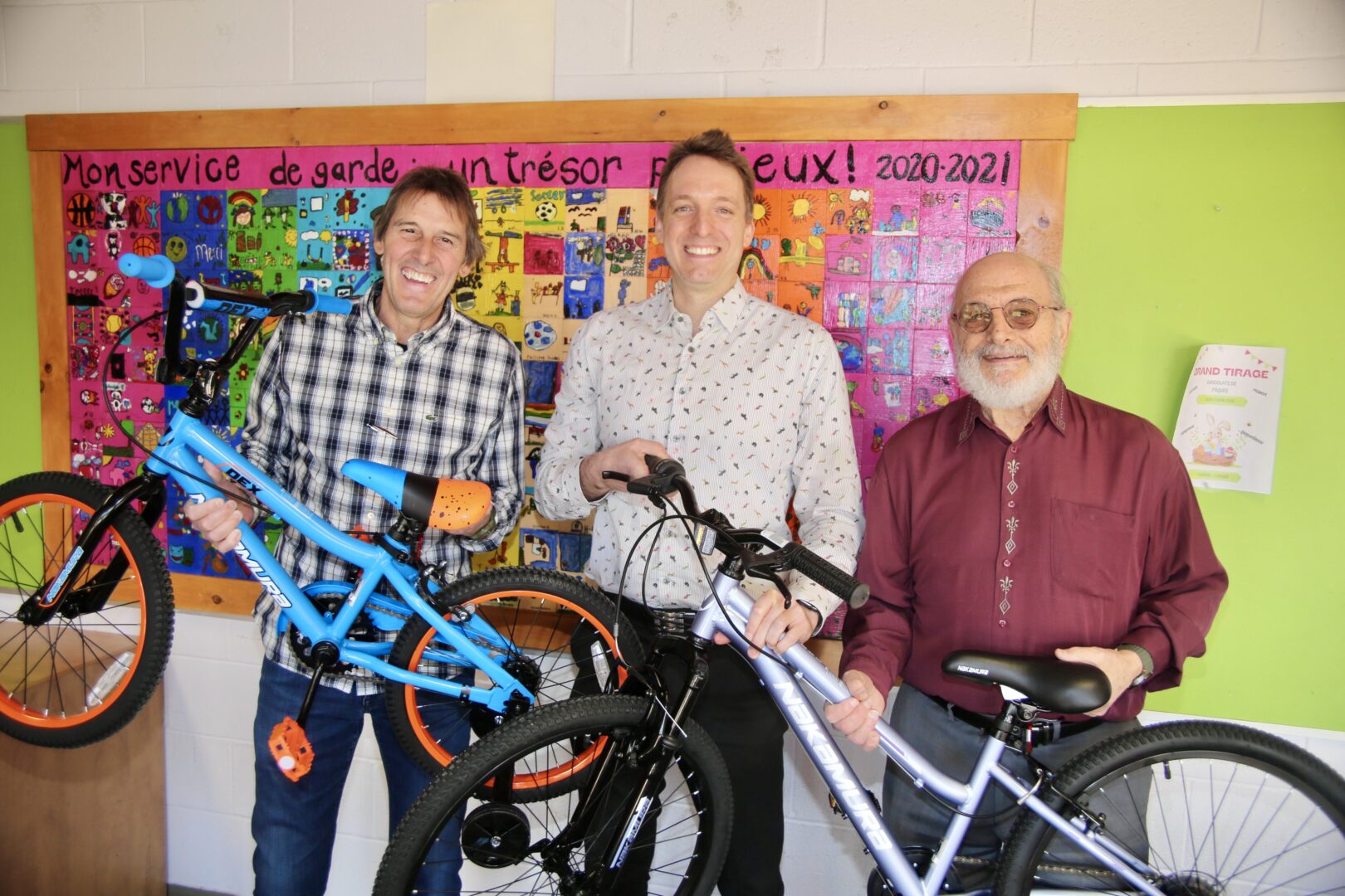 Le propriétaire du Sports Experts de Belœil, Jean-Guy Charbonneau, le directeur de l’école le Tournesol, Gabriel Duquette, et le copropriétaire de l’entreprise Cogesmon,Marc Taillefer. Photo Robert Gosselin | L’Œil Régional ©