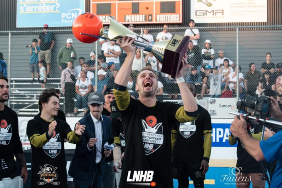 Kevin Vincent soulevant la Coupe LDK en 2022 dans l’uniforme des Mustangs de Granby. Photo gracieuseté