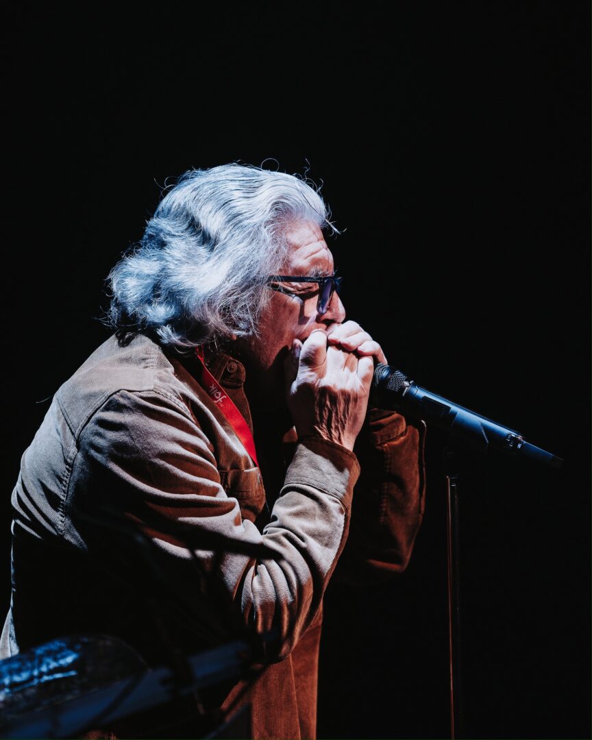 En recevant son prix, Gilles Garand a sorti son harmonica et a joué le « Reel du pendu », écrit par ce qu’il considère comme « le premier travailleur de l’ombre » de la musique traditionnelle. Photo gracieuseté