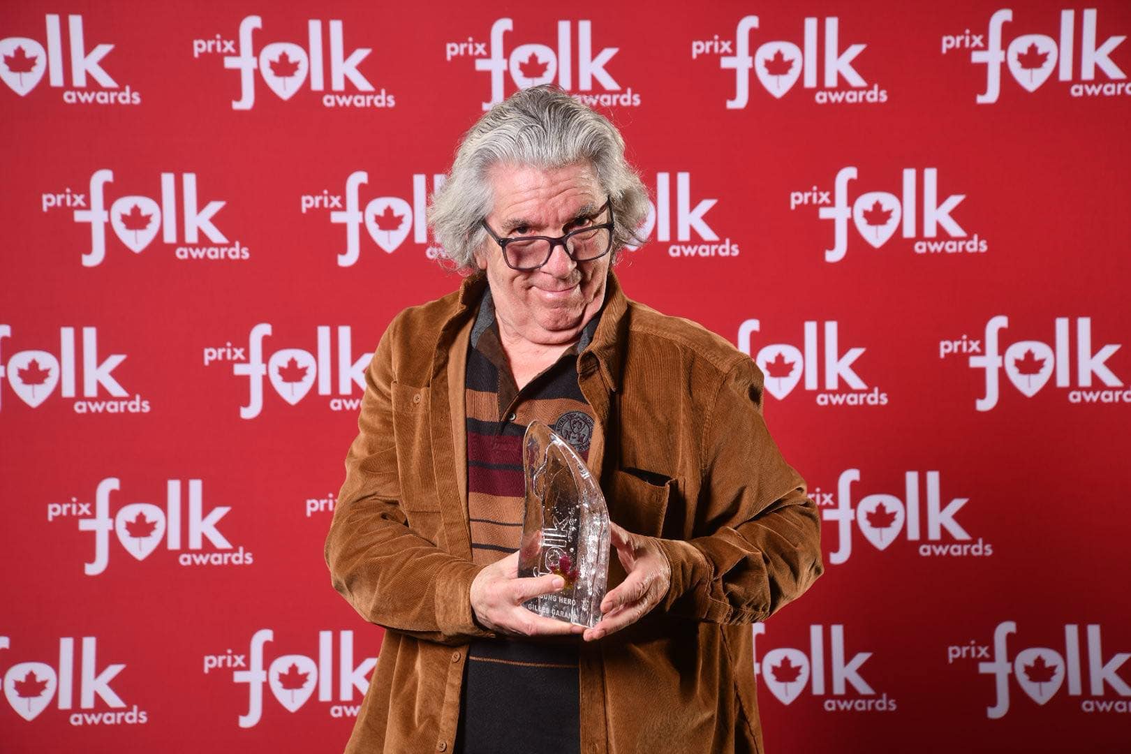 Le Belœillois Gilles Garand, posant avec le Prix du Travailleur de l’ombre 2025. Photo gracieuseté