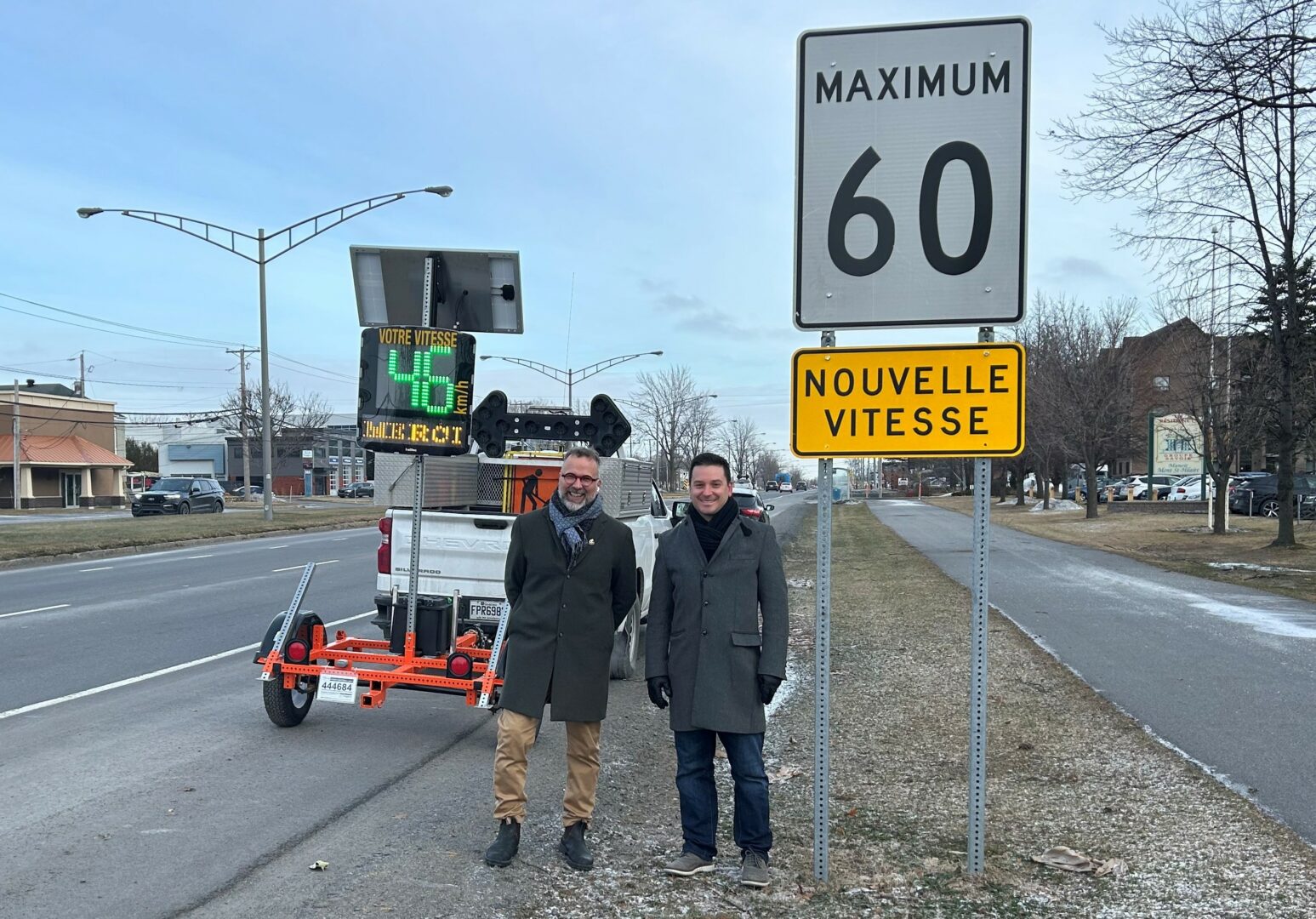 Le maire Marc-André Guertin et le député caquiste Simon Jolin-Barrette lors de l’annonce de la réduction de la vitesse en décembre dernier. Photo gracieuseté