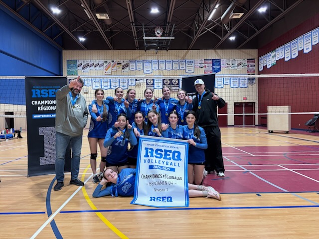 Les joueuses de l’équipe benjamine des Patriotes posant fièrement avec leur médaille d’or. Photo gracieuseté