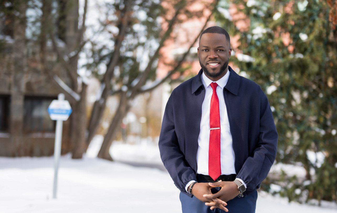 Au moment de mettre en ligne, le candidat libéral de Mont-Saint-Bruno—L’Acadie, Bienvenu-Olivier Ntumba, était solidement en avance de plus de 3000 voix sur sa rivale du Bloc québécois, Noémie Rouillard. Sa victoire n’était pas encore confirmée vers minuit et demi, alors qu’il restait toutefois une centaine de boîtes de scrutin à dépouiller.
Photo gracieuseté
