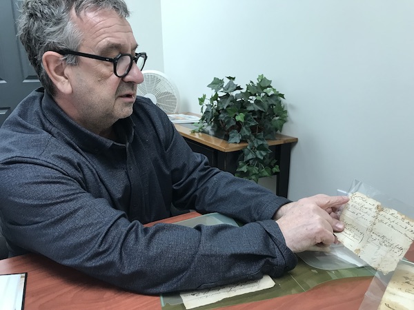 Denis St-Martin nous montre un document datant de juin 1776, époque où les Américains menaçaient d’envahir la Vallée-du-Richelieu, ce qui allait devenir un territoire du Bas-Canada. Photo Stéphane Fortier | Les 2 Rives ©
