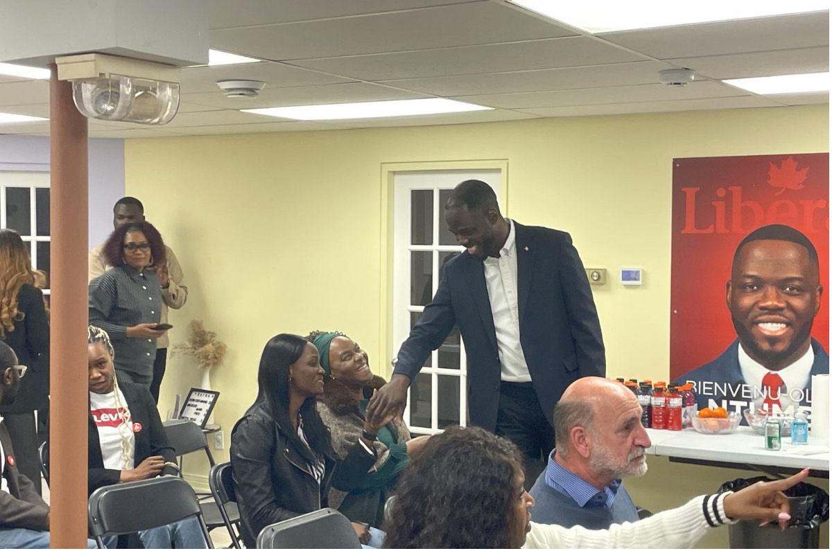 Bienvenu-Olivier Ntumba dans le bureau de la campagne électorale le soir du scrutin.
Photo gracieuseté