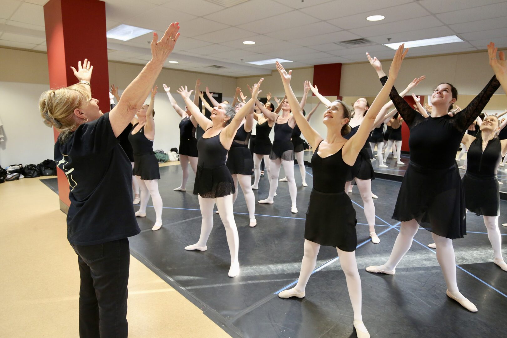 Depuis maintenant 50 ans, Francine Vallée transmet son talent et sa passion pour le ballet aux élèves de l’Atelier de ballet classique de Saint-Hilaire. Les spectacles des 17 et 18 mai sont l’occasion de montrer la culmination de toutes ces années de travail avec ses élèves, qu’elle voit comme une famille. Photo Robert Gosselin | L’Œil Régional ©