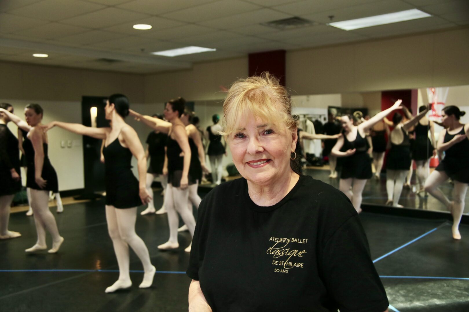 Les élèves de Francine Vallée en sont à peaufiner leurs chorégraphies en vue des spectacles célébrant les 50 ans de l’Atelier de ballet classique de Saint-Hilaire. Au total, environ 120 élèves de tous âges monteront sur scène au Collège Saint-Maurice de Saint-Hyacinthe pour un survol en 2 heures des moments marquants de l’Atelier. Photo Robert Gosselin | L’Œil Régional ©