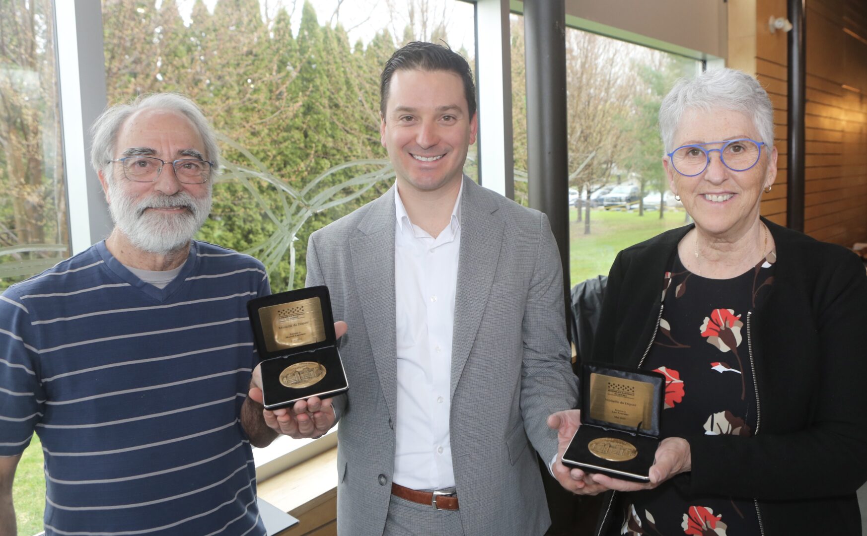 Simon Jolin-Barrette a remis la Médaille du Député aux bénévoles Lise Fournier, de Saint-Mathieu-de-Belœil, et Marcel Lapointe, de Belœil. Photo Robert Gosselin | L'Œil Régional ©