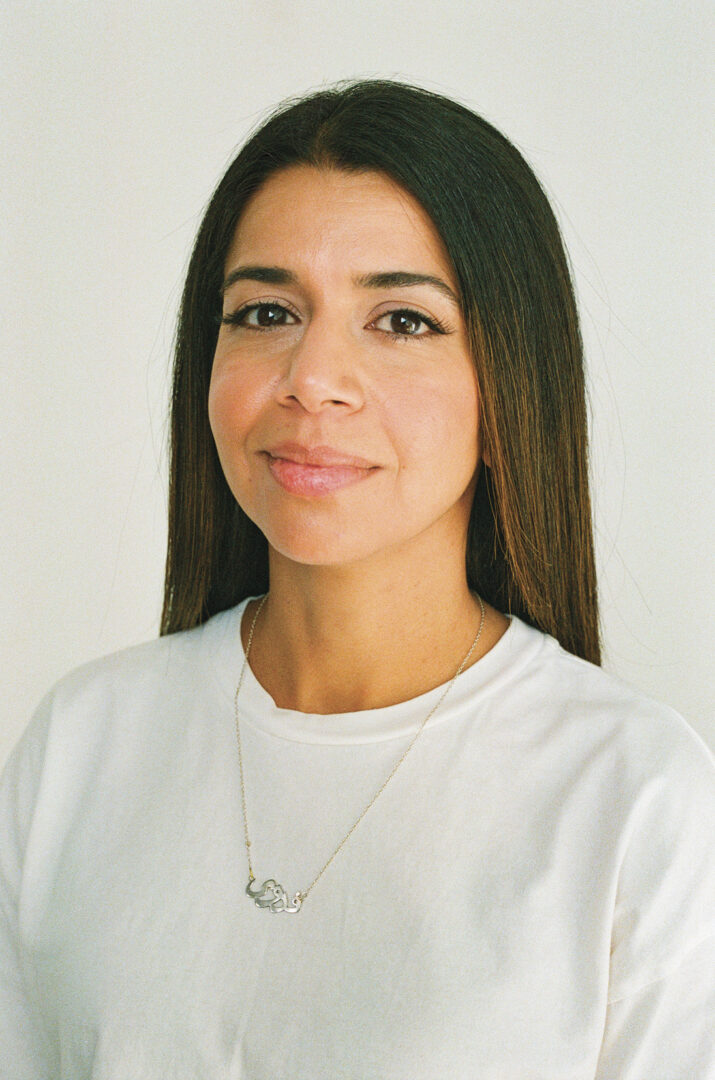 Journaliste et recherchiste originaire de Mont-Saint-Hilaire, Fadwa Lapierre a publié son premier livre, Expat, s’intéressant aux histoires de dizaines d’expatriés québécois vivant à l’étranger. Photo Hamza Abouelouafaa