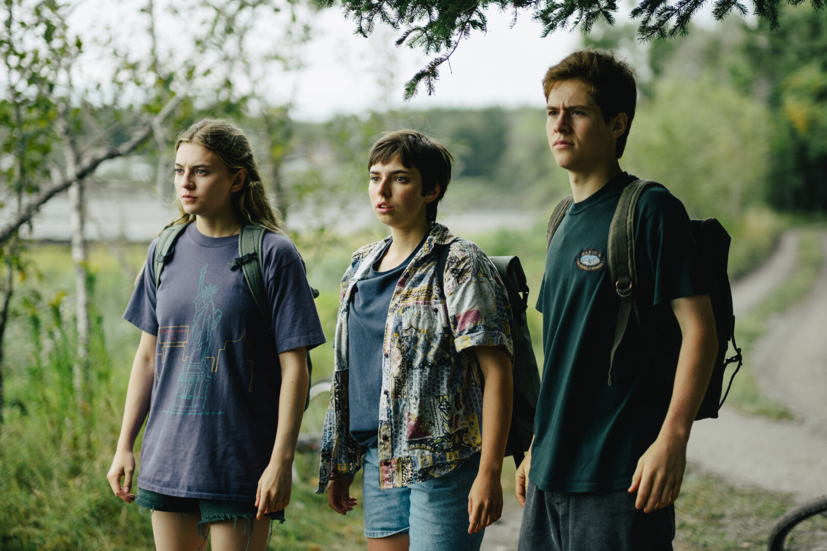Fanny se lie d’amitié avec deux autres jeunes de Sainte-Lorette qui l’aident dans son enquête, Léonie (Adélaïde Schoofs) et Henri (Léokim Beaumier-Lépine). Photo Drowster