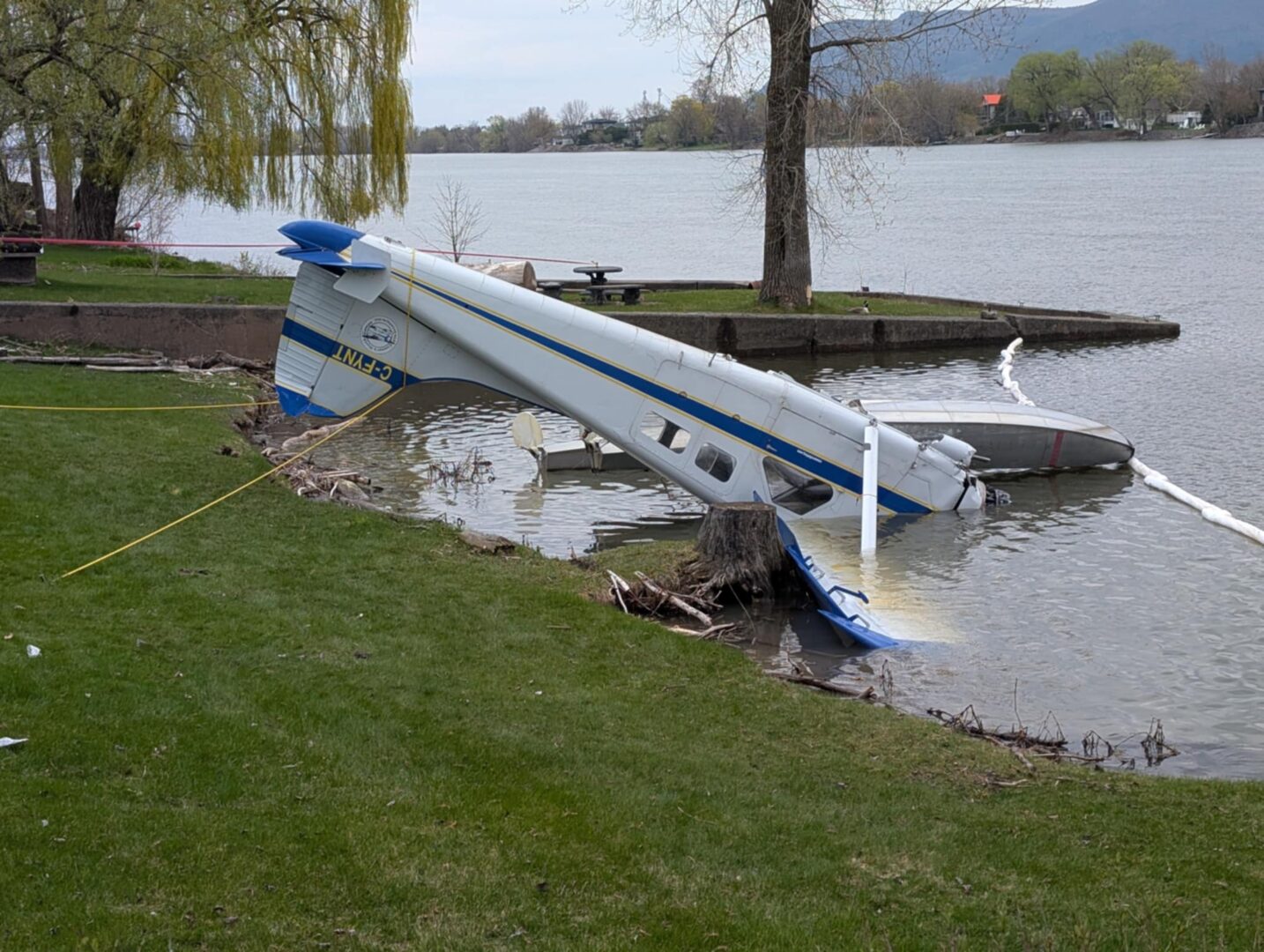 L’hydravion a été extrait de la rivière Richelieu à l’aide d’une remorqueuse.
Photo Adam Bolestridge