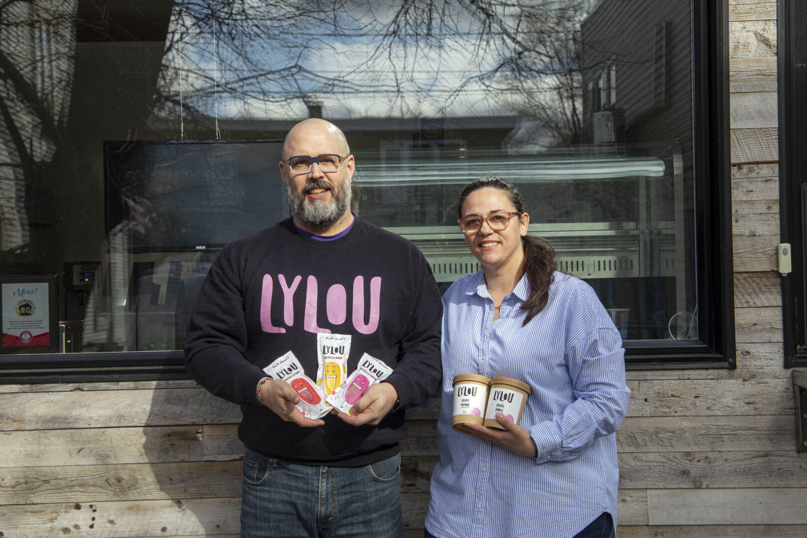 Parallèlement à leur travail au Quartier général du Vieux Belœil, Nicolas Garcia et Isabella Guerrera ont lancé Lylou, une gamme de produits glacés qui a déjà commencé à être distribuée dans quelques commerces. Photo Camila Frenière-Gaviño | L’Œil Régional ©