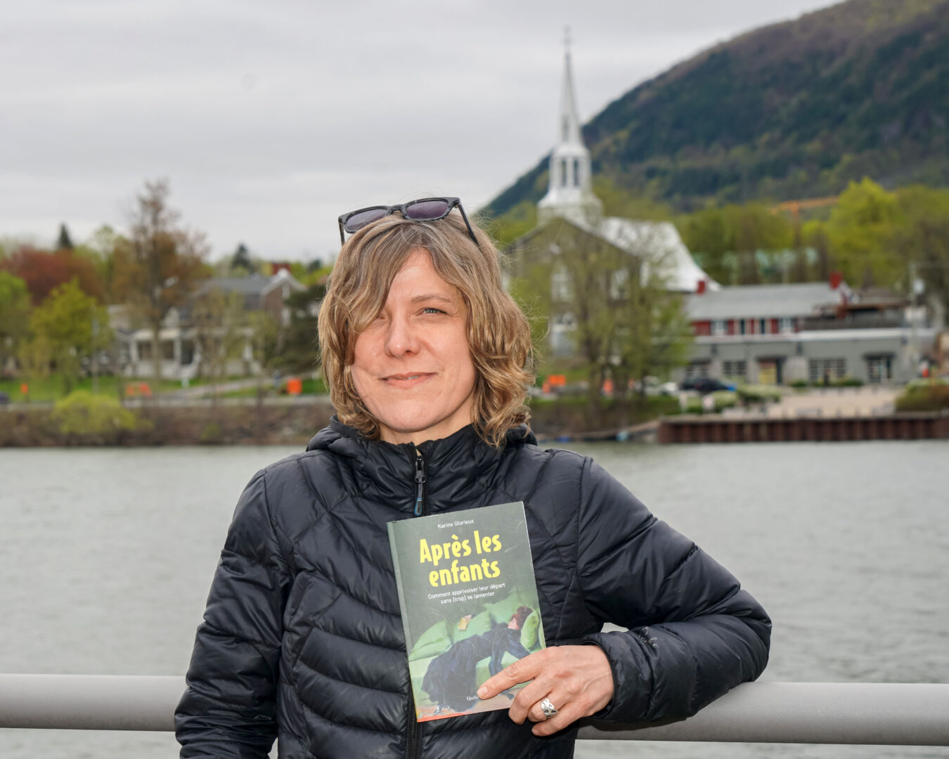 Même si ses précédents livres, des romans, étaient basés sur ses propres expériences, l’autrice originaire de Mont-Saint-Hilaire Karine Glorieux admet qu’Après les enfants, son premier essai, est de loin son livre le plus personnel parce qu’elle perd le « masque » de la fiction et s’ouvre sur ses propres inquiétudes de mère de jeunes qui grandissent et deviennent indépendants. Photo François Larivière | L’Œil Régional ©