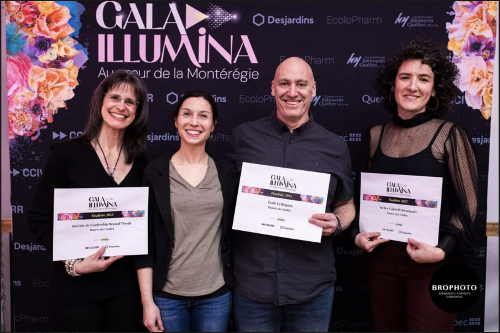 Les fondateurs de l’école alternative privée Le REPAIRE, Geneviève Deroy et Alain Filion (au centre), ont été les lauréats dans la catégorie Bourse des étoiles au Gala Illumina 2025. Ils veulent officiellement ouvrir leur école à Belœil pour la rentrée 2026. Photo Brophoto