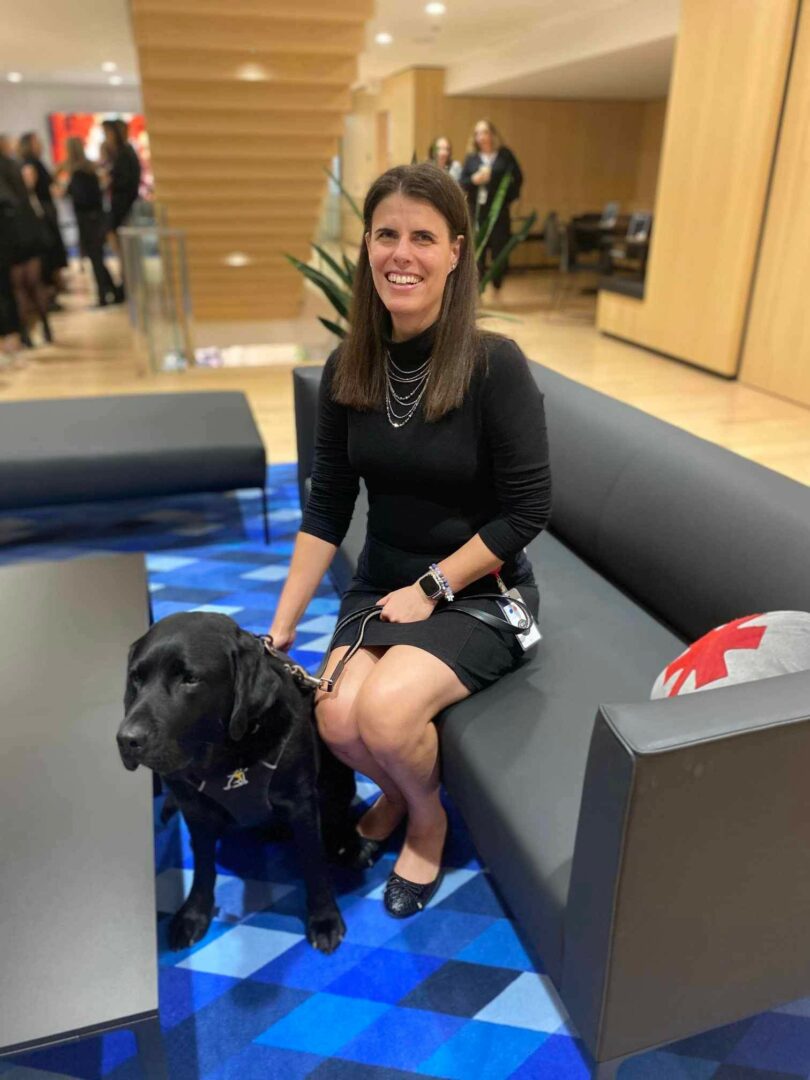 Claudia Nigrelli, accompagnée de son chien-guide Irwin, se présente dans le district 6. Photo gracieuseté
