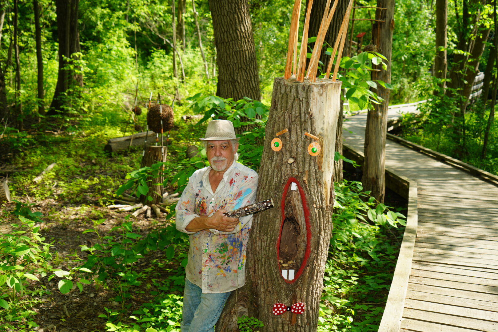 Depuis le 2 juin, l’artiste belœillois Bergam travaille sur l’installation éphémère « Tribal » au parc naturel des Trente-Arpents. Il doit avoir complété son travail d’ici le 17 juin et les œuvres y resteront accessibles jusqu’en octobre. Photo François Larivière | L’Œil Régional ©