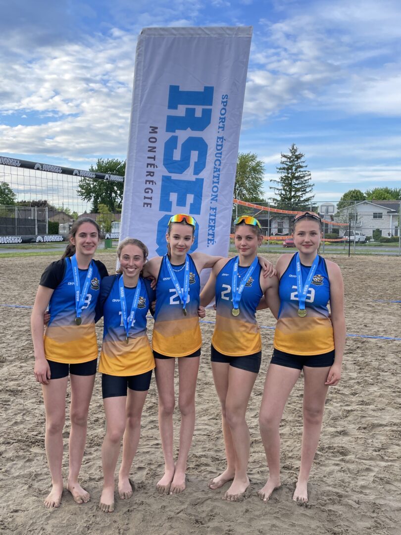 Les volleyeuses de Polybel posant fièrement avec leur médaille. Photo gracieuseté