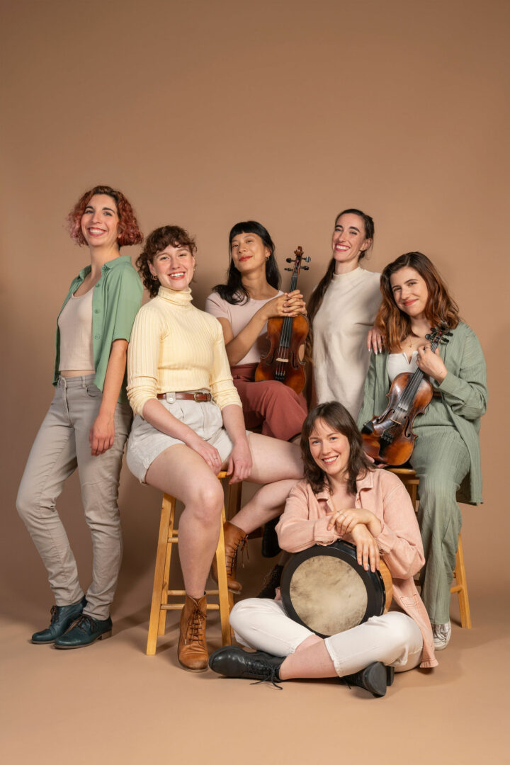 Le collectif Germaine ouvre le festival Chants de Vielles le 27 juin, à 19 h 30, avec un trad assumant un côté féministe souvent négligé dans le milieu. On reconnaît, à l’avant, Mélina Mauger-Lavigne et, à l’arrière, Florence Mailhot-Léonard, Rachel Carignan, Patricia Ho-Yi Wang, Marie-Laurence Lamothe-Hétu et Catherine Landry. Photo Myriam Quenneville