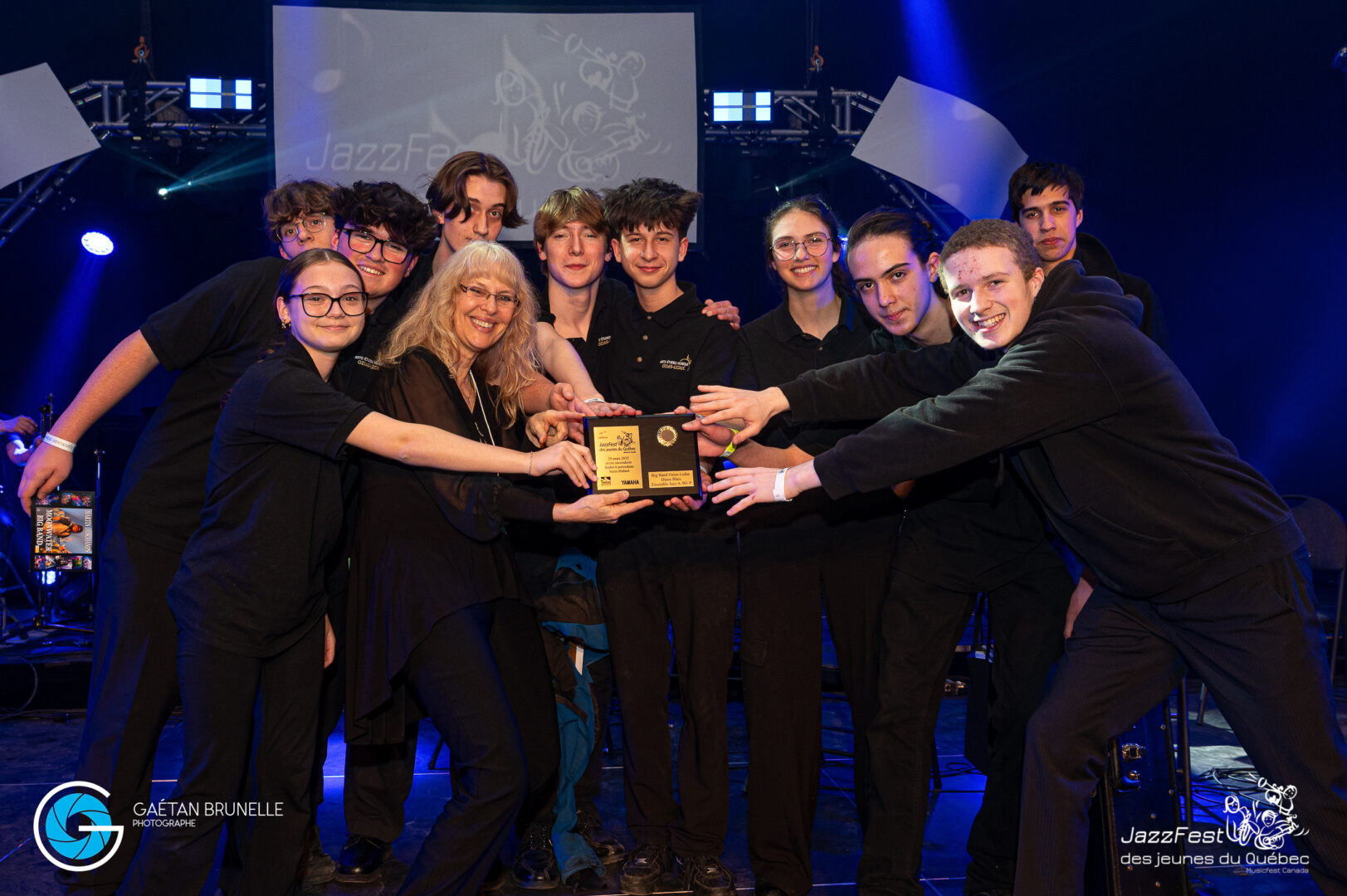 Diane Blais (à l’avant, deuxième à partir de la gauche) pose avec certains des membres du big band Ozias-Leduc après avoir remporté une mention Or au JazzFest des jeunes du Québec le 29 mars. Photo Gaétan Brunelle