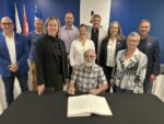 Marcel Lapointe signe le livre d’or de Belœil