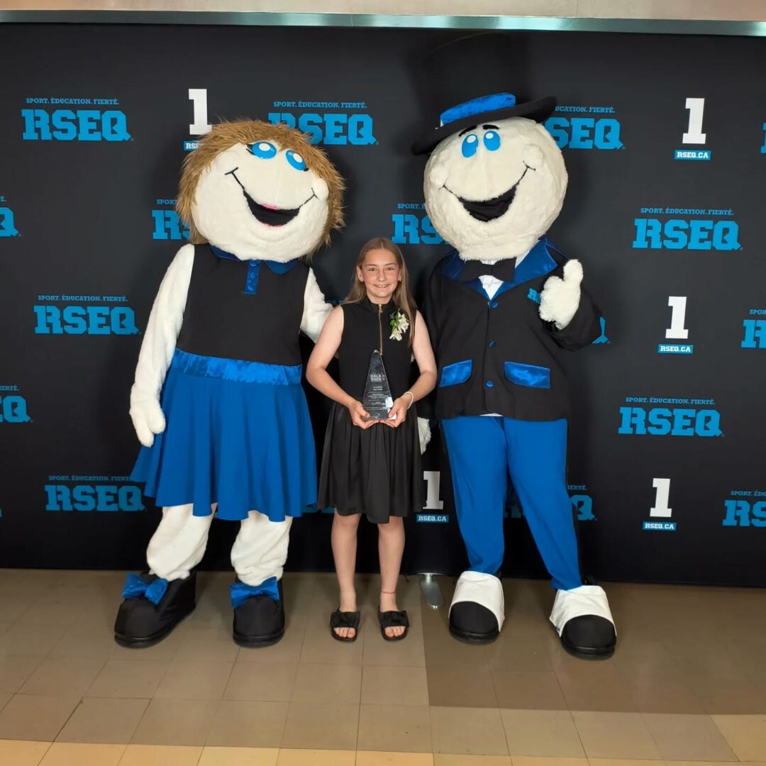 Mia Godin tient fièrement son prix. Photo gracieuseté