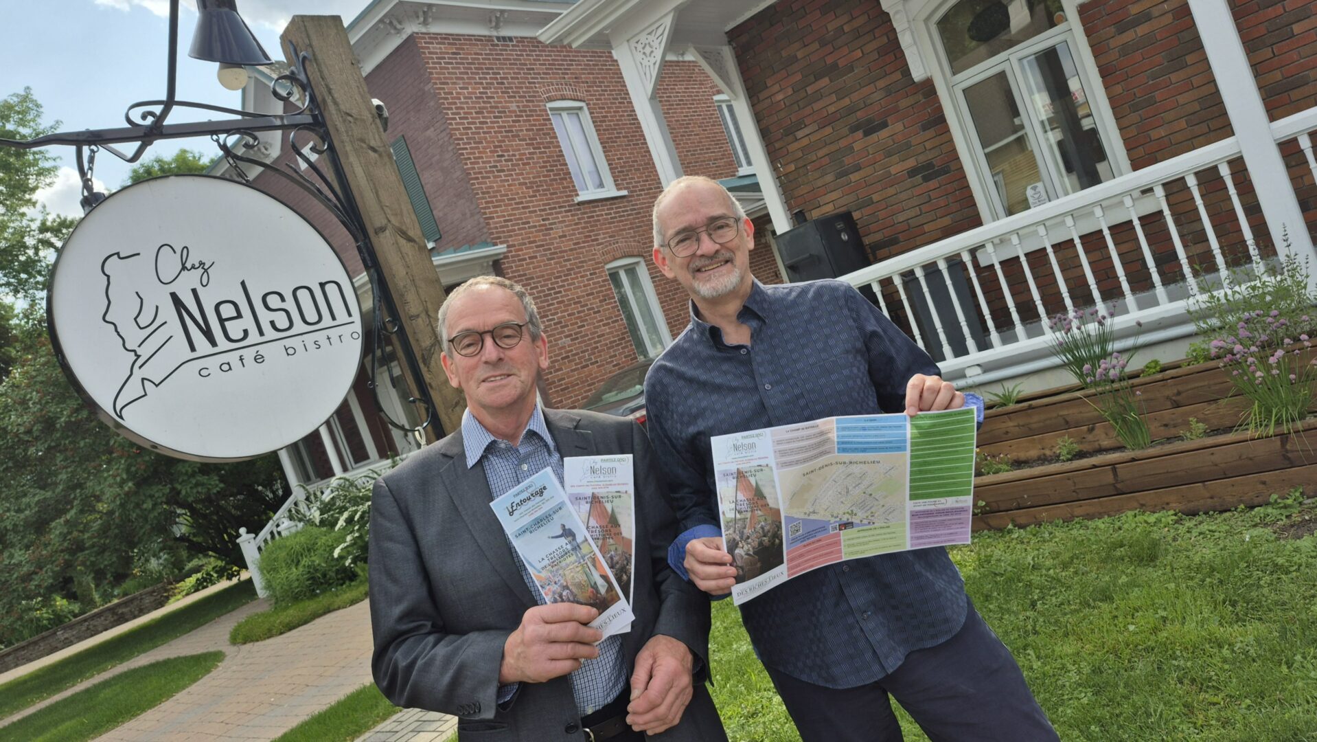Guy Archambault et Robert Vincent, respectivement président et vice-président de la Société d’histoire des Riches-Lieux, tiennent en main le nouveau fascicule sous forme de napperon qui sera disponible dans plusieurs lieux de la région, notamment au café bistro Chez Nelson, à Saint-Denis-sur-Richelieu. Photo Vincent Guilbault | L’Œil Régional ©