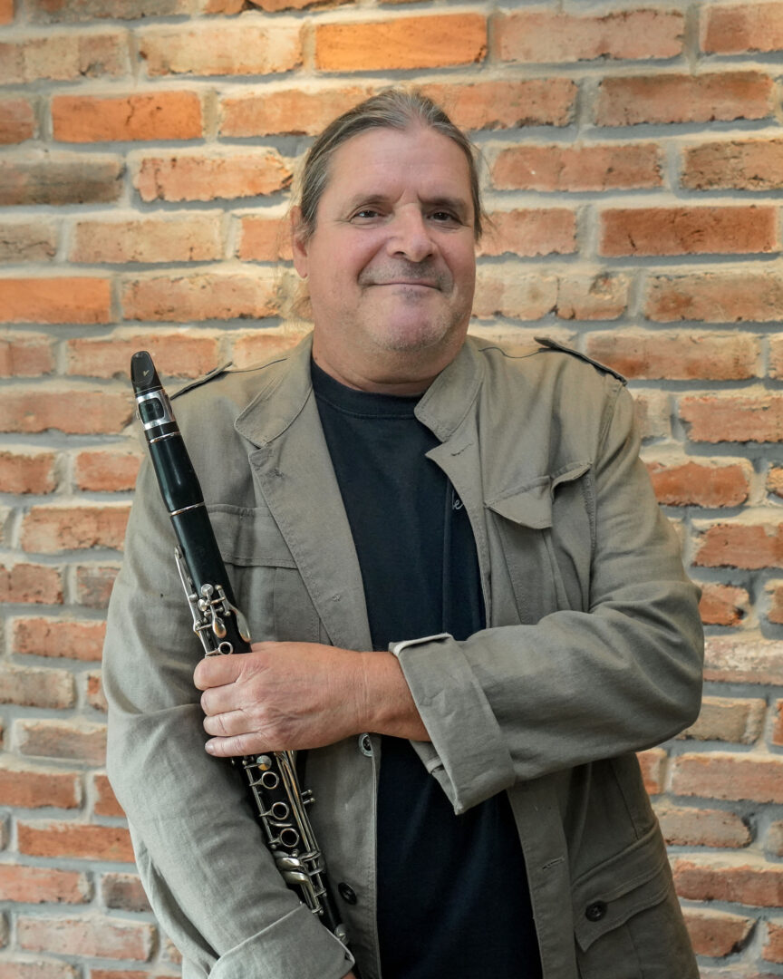 Le clarinettiste et saxophoniste hilairemontais Yvan Belleau ouvre la série de la 20e édition du Cabaret de l’heure mauve, avec une performance de son groupe le 2 juillet au pavillon Isaac-Vandandaigue. Photothèque | L’Œil Régional ©