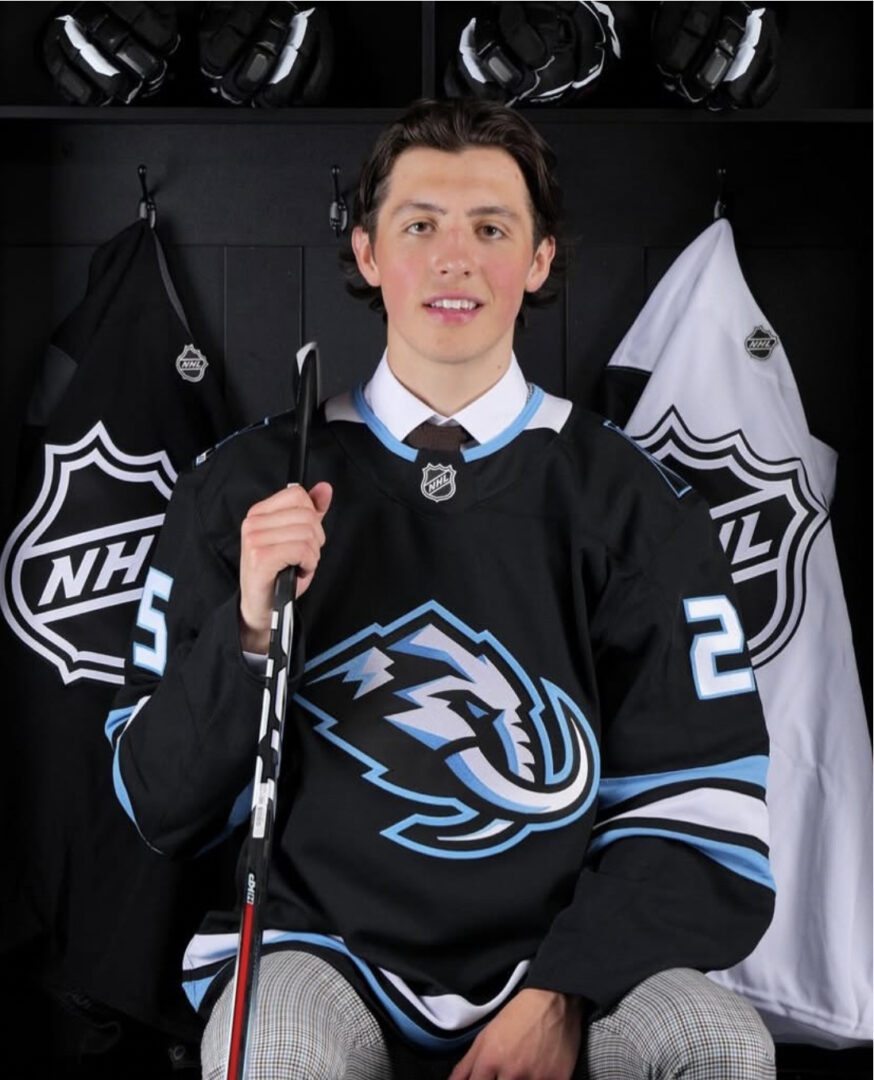 Caleb Desnoyers dans l’uniforme du Mammoth.
Photo NHL / Utah Mammoth
