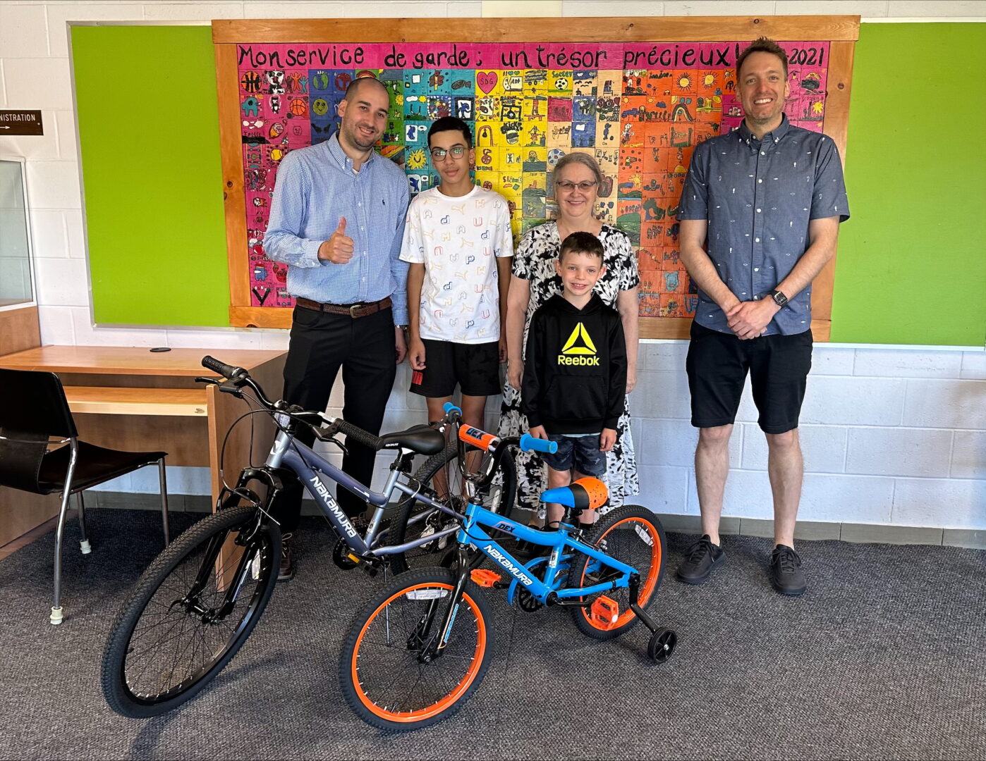 Les élèves Julian Farant et Imrane El Metyouy ontreçu un vélo pour leur persévérance. Photo gracieuseté