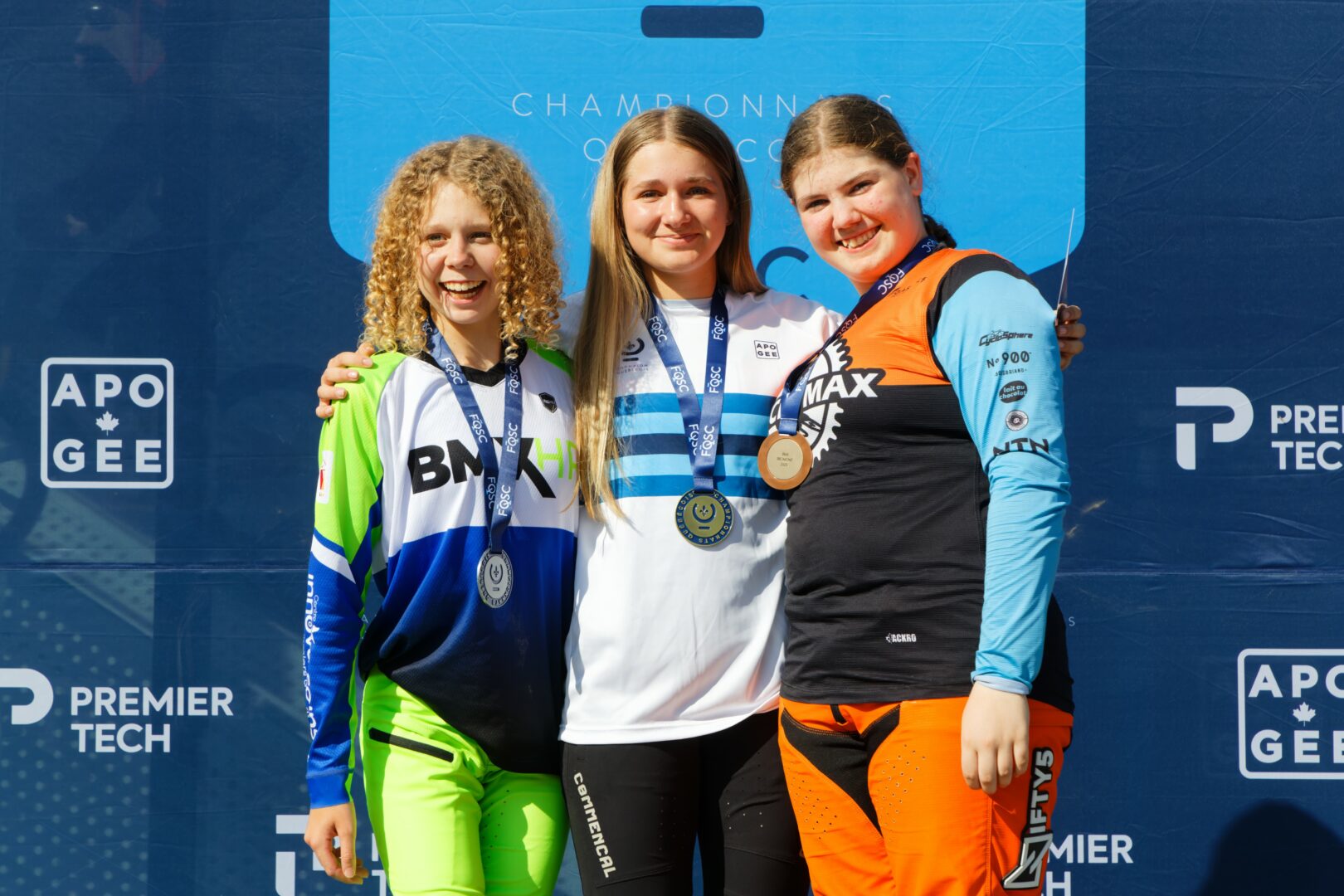 Chloé Bernard (à gauche sur la photo) d’Otterburn Park, a remporté l’argent chez les 15 ans féminin dans la catégorie challenge. Photo gracieuseté