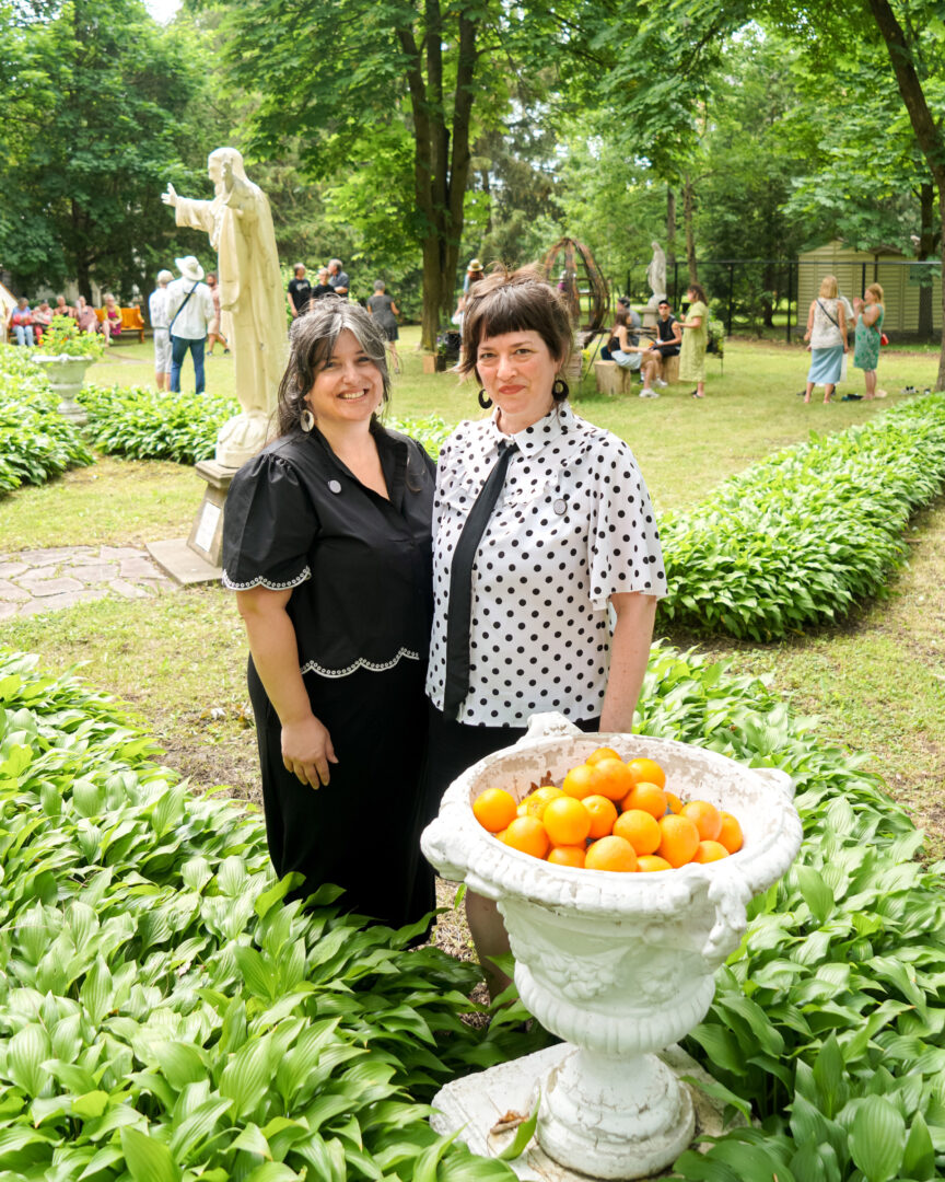 Les commissaires de la 8e édition de ORANGE, Véronique Grenier et Roxane Chamberland, sont toutes deux résidentes de Belœil. On les aperçoit à l’ouverture de l’événement, dans le jardin du monastère des Sœurs adoratrices du Précieux-Sang. Photo François Larivière | L’Œil Régional ©