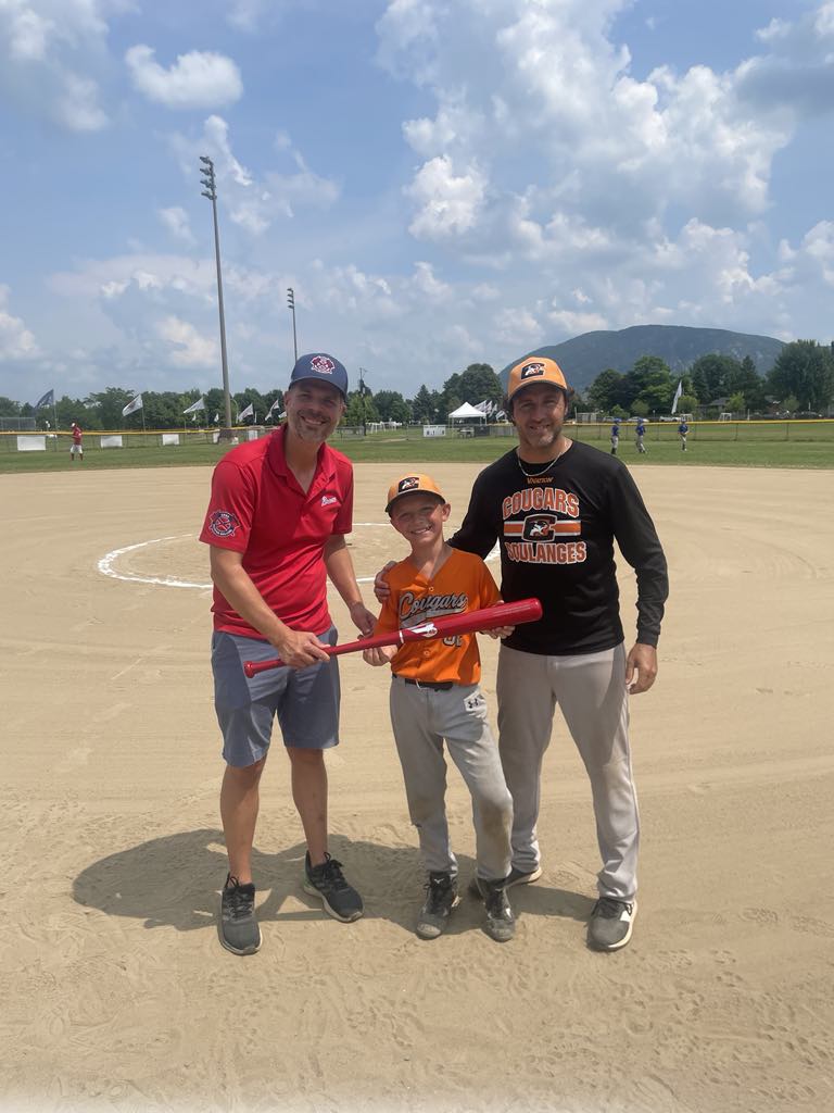 Le vainqueur du concours de coup de circuit chez les 9U, Nathan Poliquin (centre), en compagnie de son entraîneur (droite) et du président de l’ABMB, Jérémie Olivier (gauche). Photo Denis Bélanger | L’Œil Régional ©