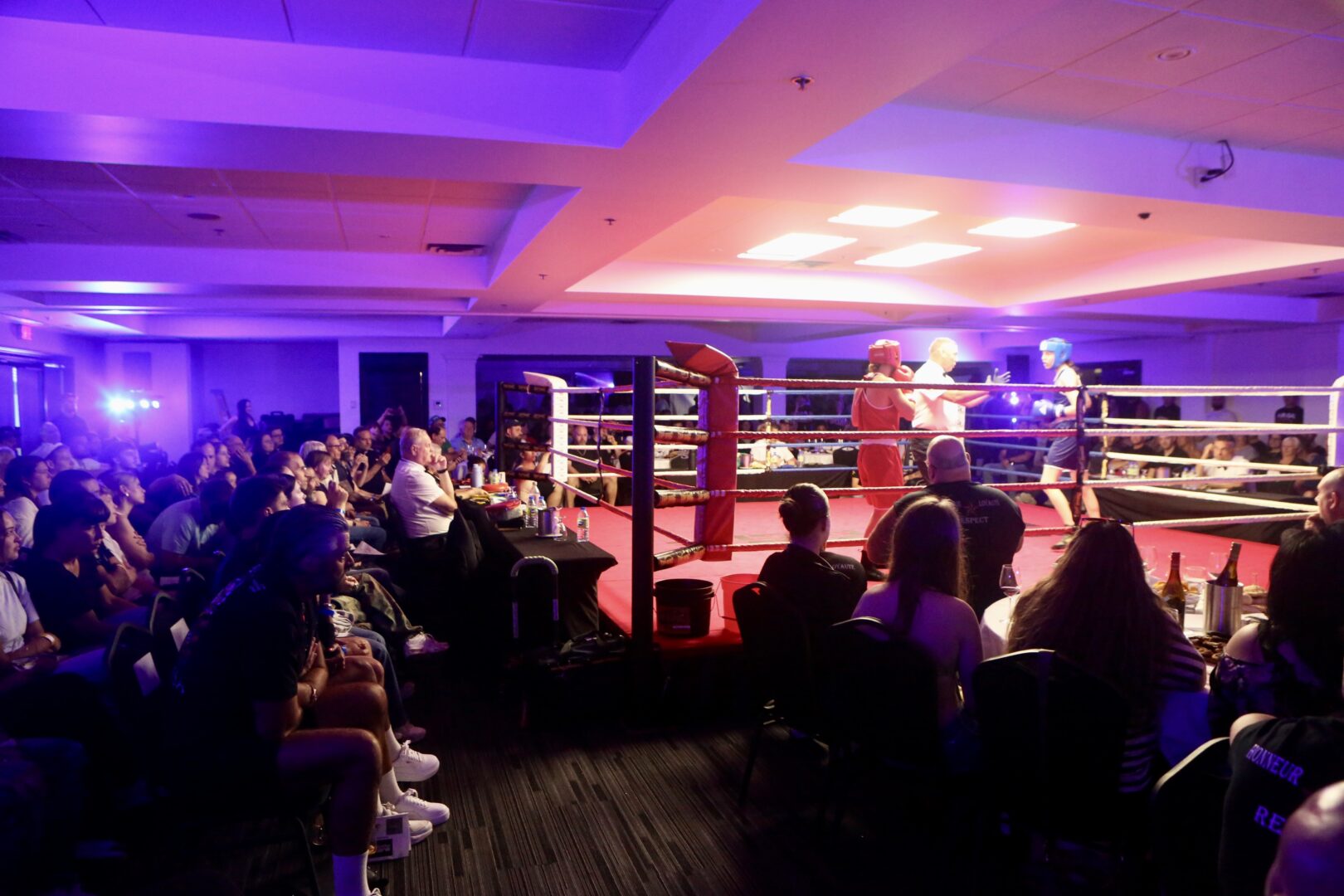 Les combattants se sont produits devant une salle comble. Photo Robert Gosselin | L’Œil Régional ©