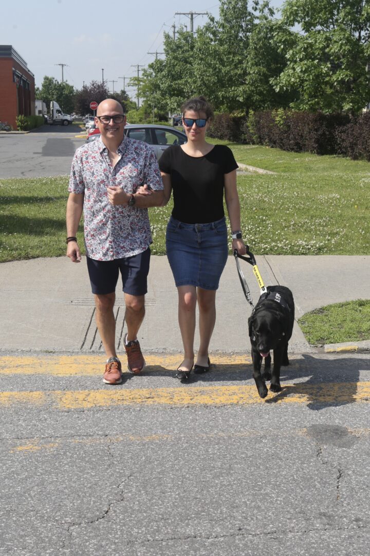 Claudia Nigrelli est accompagnée du conseiller municipal Vincent Chabot et de son chien-guide Irwin. Photo Robert Gosselin | L’Œil Régional ©