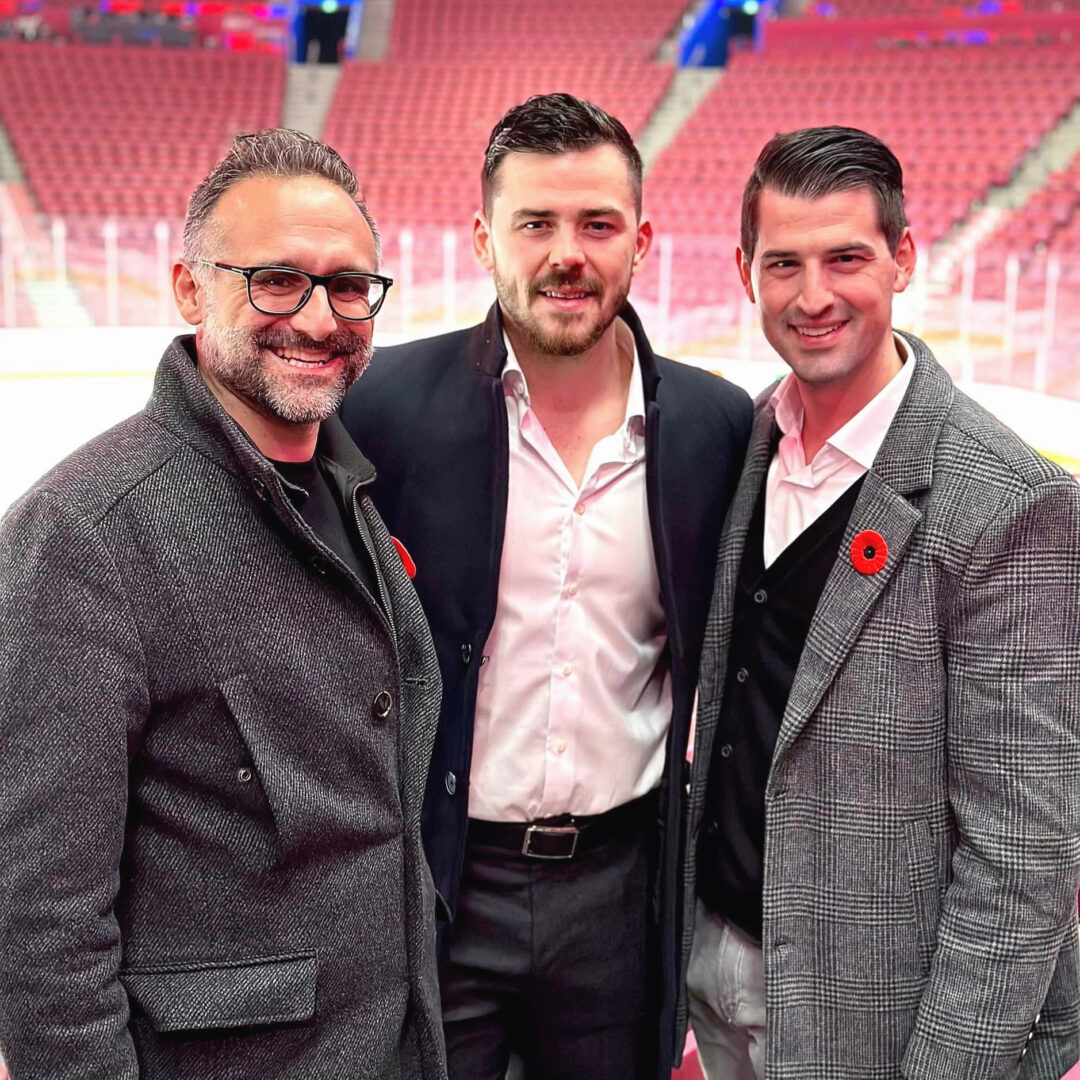 Nicolas Riopel (droite) en compagnie de son client MacKenzie Weegar, des Flames de Calgary (centre) et de l’un des associés, Étienne Lafleur (gauche). Photo gracieuseté