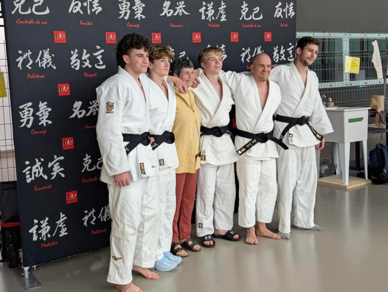Noah Beauregard, Félix Hinse, Pierrette Beauregard, Jérémy Blouin, Jean-Sébastien Perreault et le Uke Maxime Bergeron. Photo gracieuseté