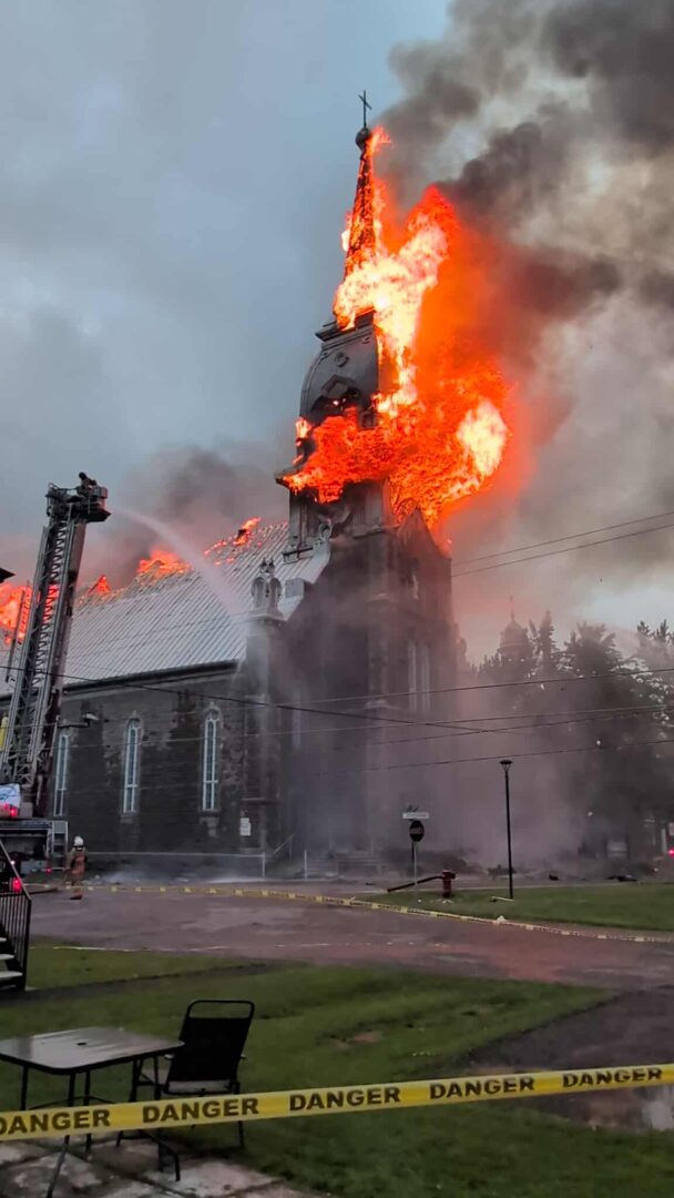 Les flammes ont été sans pitié pour le clocher qui n’a pas résisté très longtemps. Photo Adam Bolestridge | L'Œil Régional ©