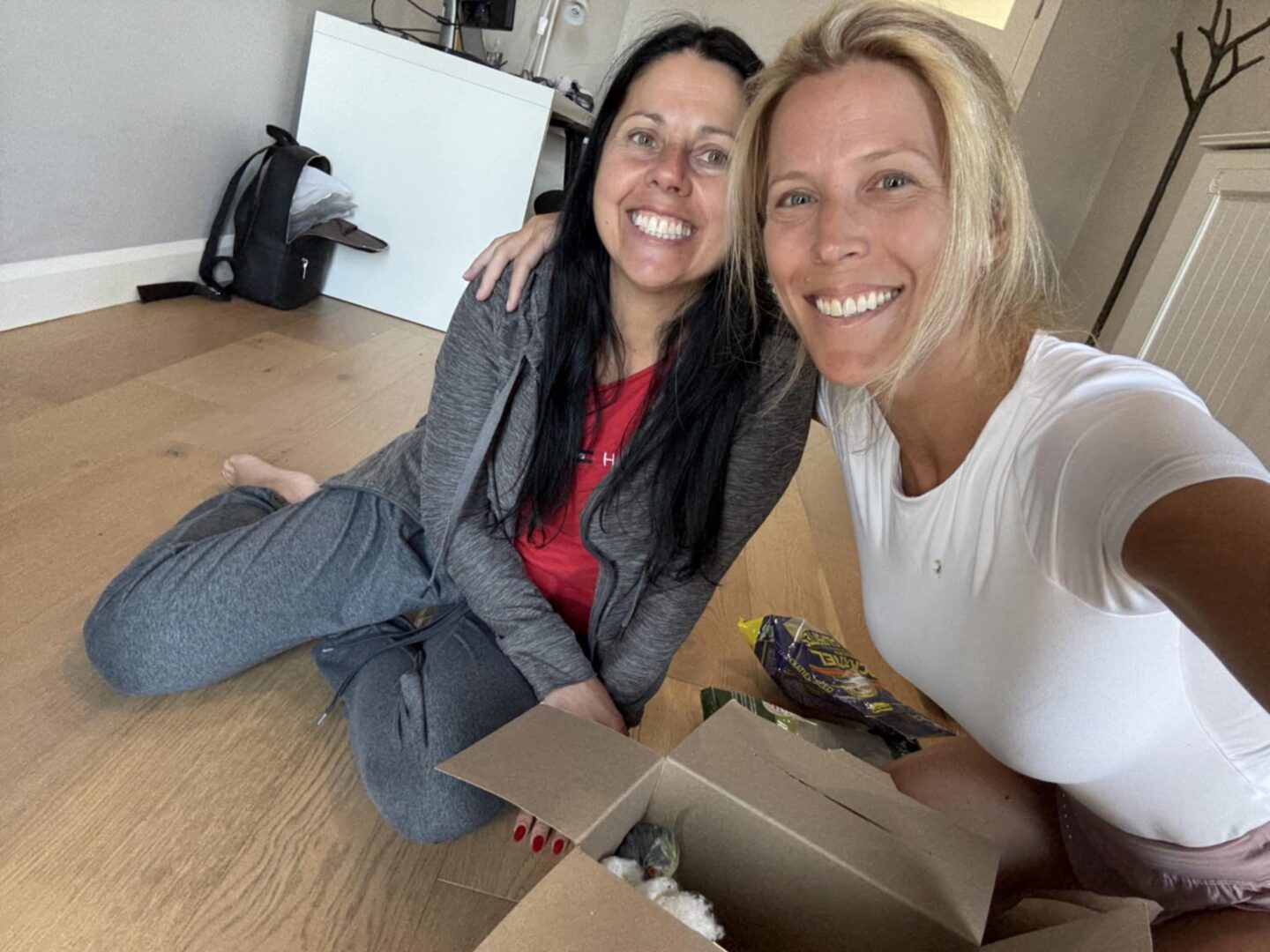 Isabelle Paradis, à droite, est venu jusqu’à Saint-Charles-sur-Richelieu pour retrouver son cockatiel Bobby, qui avait été recueilli par Geneviève Perras, à gauche. Photos gracieuseté