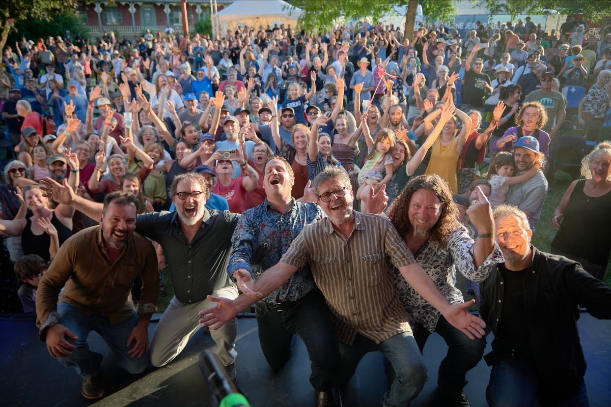 Le Vent du Nord avec le Chevreuil Michel Bordeleau devant la foule à la toute fin du concert de clôture du dimanche. Photo Guillaume Morin
