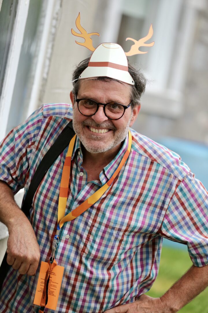 Michel Bordeleau (Manigance, La Bottine Souriante, Les Charbonniers de l’Enfer, Hommage aux aînés) a été sélectionné pour être le Chevreuil du festival cette année, apportant son énergie et sa bonne humeur avec lui sur les scènes qu’il visitait. Photo Robert Gosselin | L’Œil Régional ©