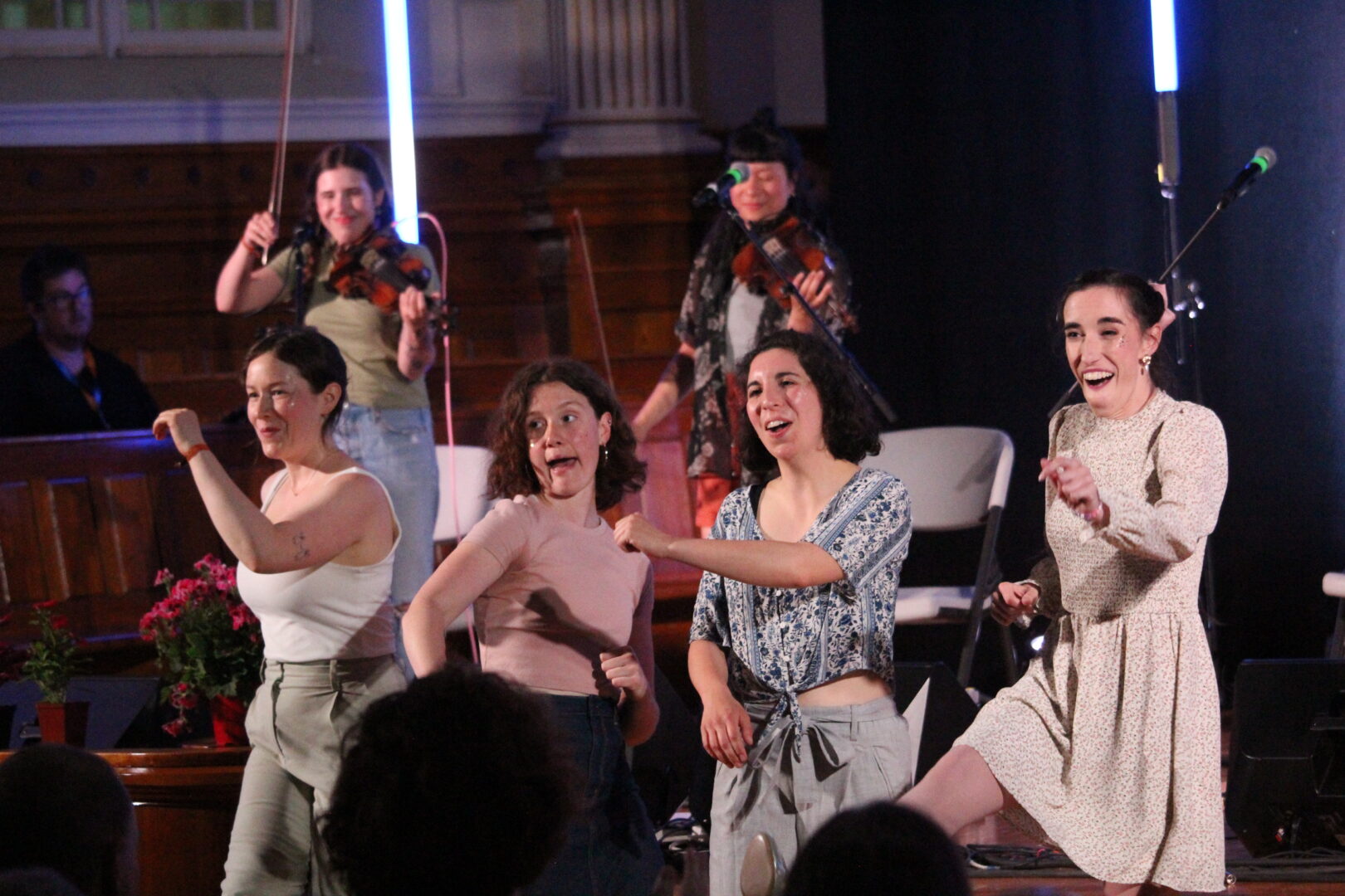 Le groupe Germaine a ouvert le festival de bien belle façon, avec une performance à la fois engagée et entraînante. Photo Olivier Dénommée | L’Œil Régional ©