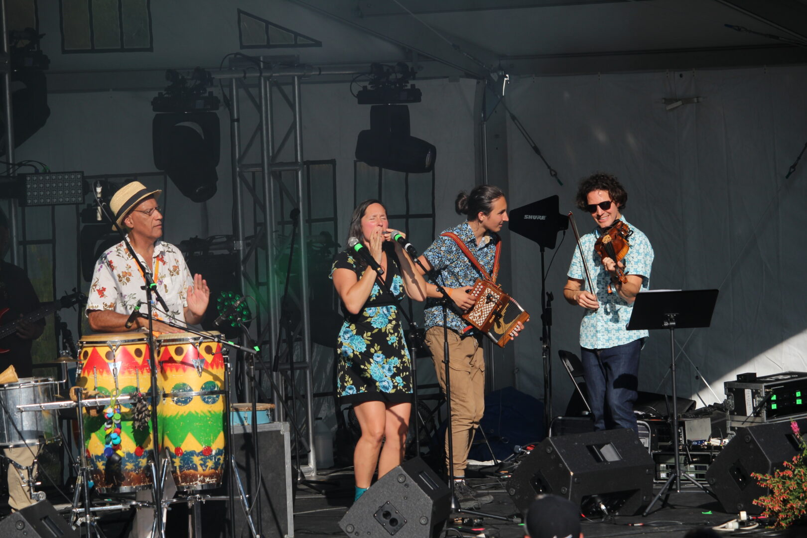 Daniel Bellegarde, à gauche, a invité plusieurs musiciens à se joindre à lui, dont les Belœillois Mélisande Gélinas-Fauteux, Émile Garand et Alexandre de Grosbois-Garand. Photo Olivier Dénommée | L’Œil Régional ©