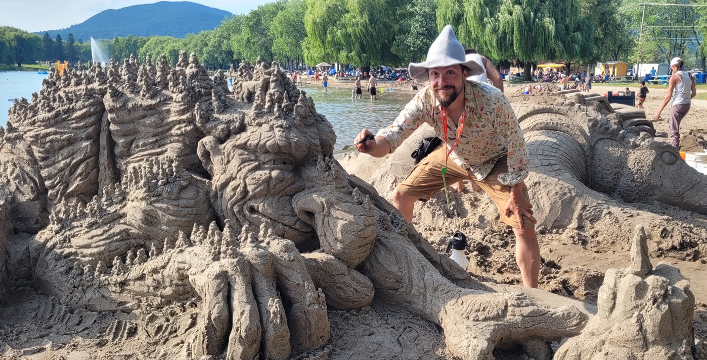 Alex S. Girard à côté de son œuvre au Domaine de Rouville. Photo Agence VM 