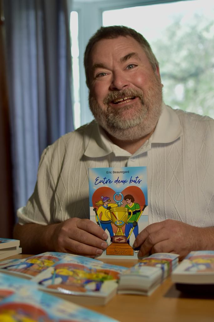 Entre deux buts est le sixième livre pour Eric Beauregard, enseignant à l'École d'éducation internationale de McMasterville.
Photo gracieuseté