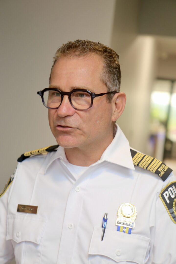 Christian Cameron, inspecteur aux normes professionnelles et développement organisationnel.
Photo Robert Gosselin | L’Œil Régional ©
