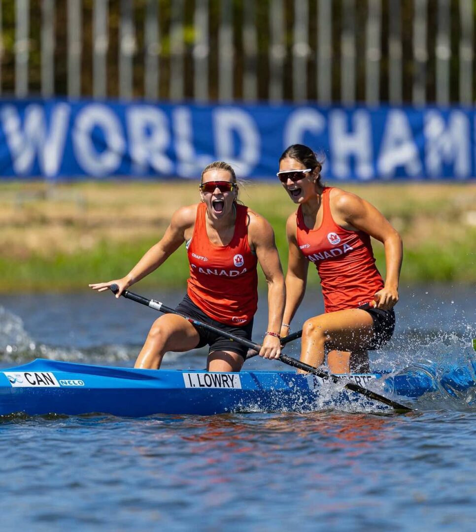 Isabel Lowry et Amélie Laliberté ont remporté la médaille d’or aux championnats du monde en Junior Femme C2 200m. Paddle Photography / CKC