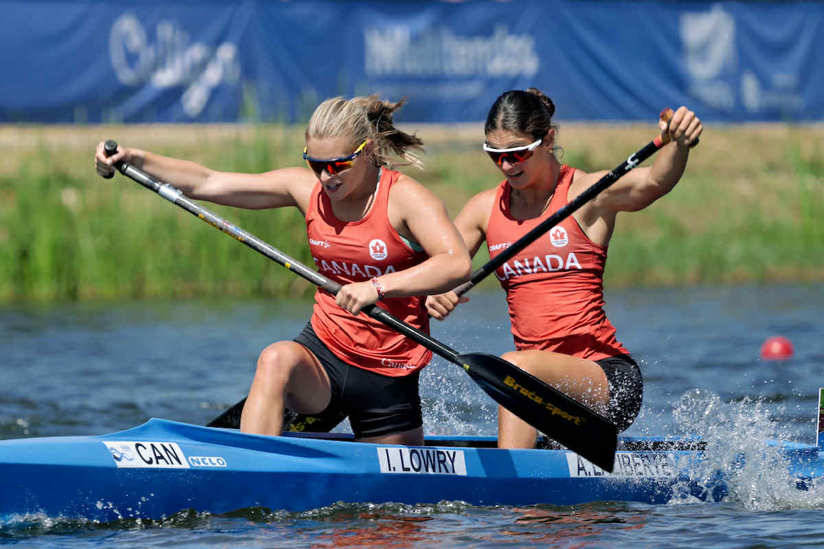 Isabel Lowry et Amélie Laliberté ont remporté la médaille d’or aux championnats du monde en Junior Femme C2 200m. Paddle Photography / CKC