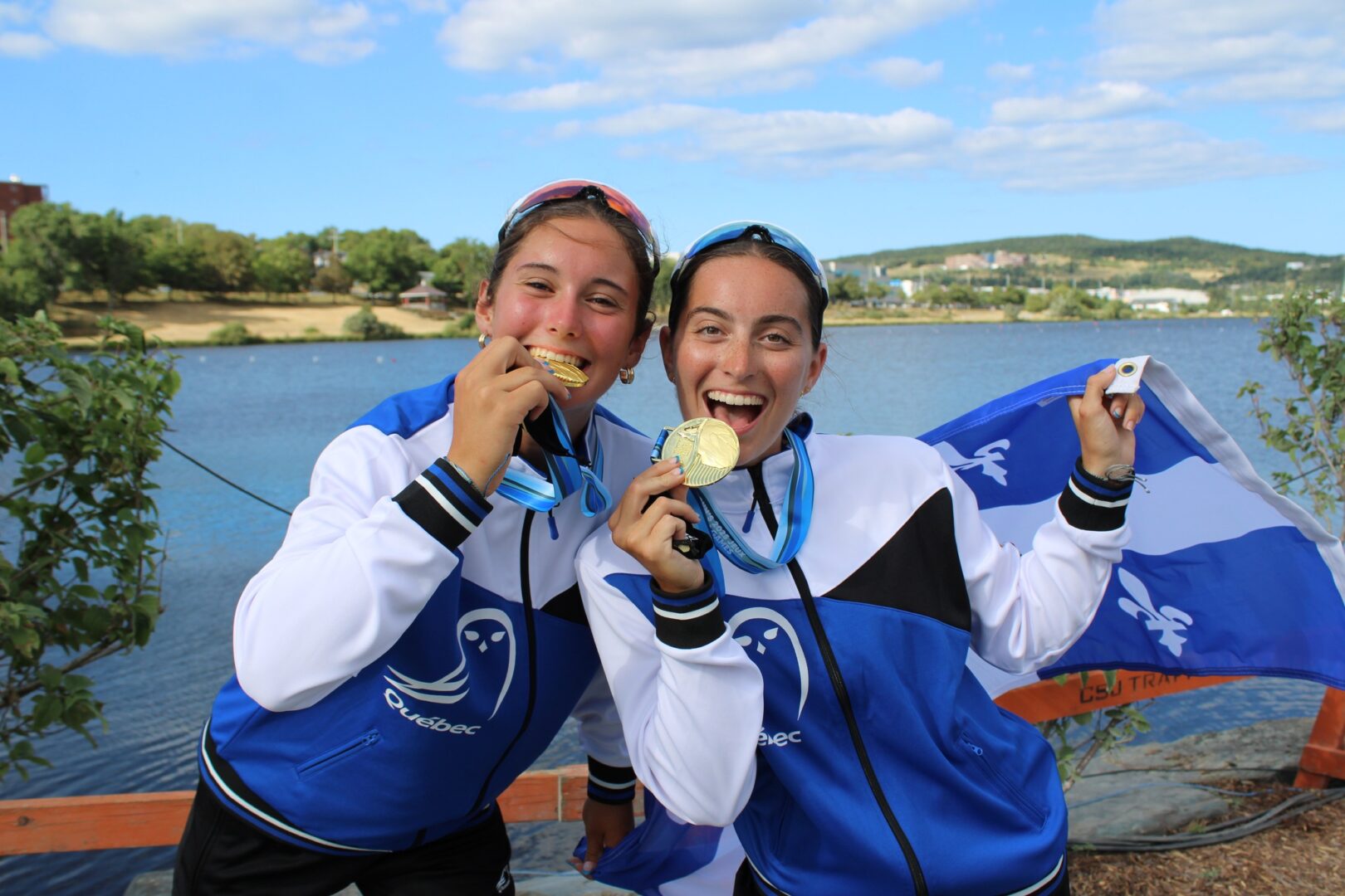 Amélie Laliberté, à gauche, en compagnie de Léanne Castonguay tenant fièrement leurs médailles d’or remportée au C200M. Photo gracieuseté