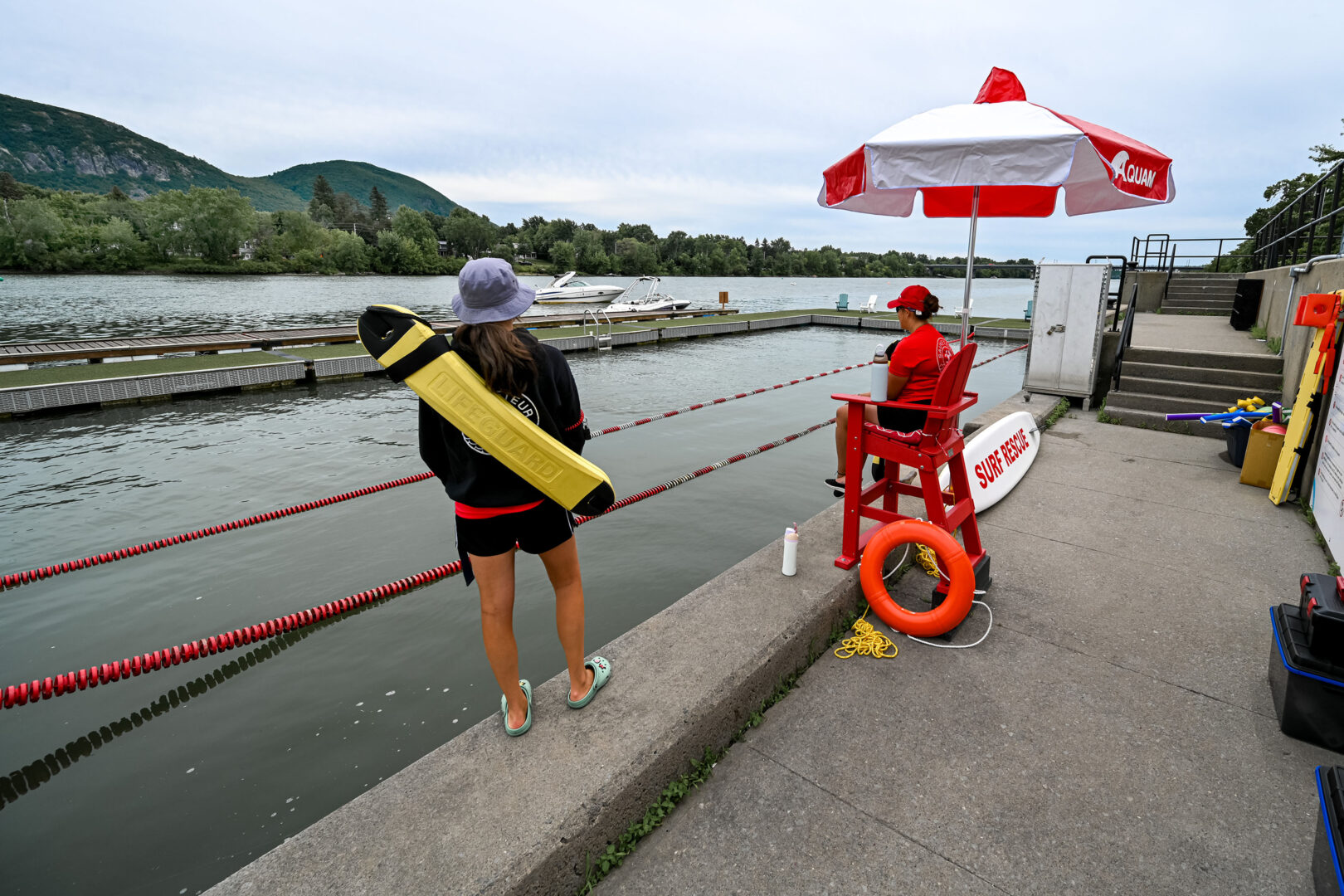 Malgré des articles récents dans les médias nationaux sur des contaminants cancérigènes s’écoulant à quelques kilomètres de là dans le Richelieu, la Ville de Belœil a décidé de maintenir sa piscine en eaux vives ouverte. Photo François Larivière | L’Œil Régional ©